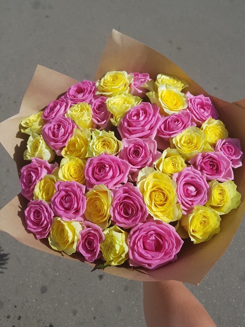 15 желто-розовых роз 50 см, Россия